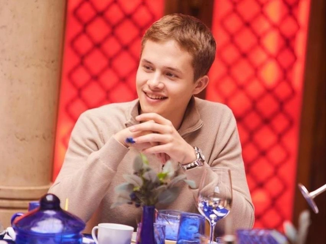 У юной звезды пока в приоритете образование и бизнес, хотя от актерской карьеры Леон отказываться тоже не планирует | Источник: leon_kemstach / Instagram (экстремистская организация, деятельность запрещена на территории РФ)