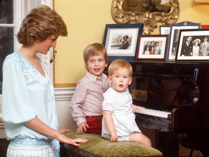 Принцесса Уэльская со своими сыновьями в Кенсингтонском дворце, 4 октября 1985
