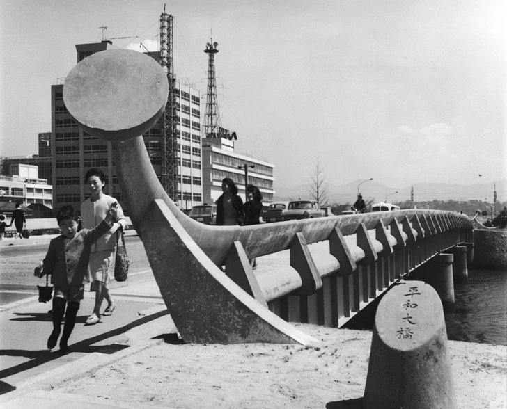 «Мост мира» (Peace Bridge) в Хиросиме, проект Исаму Ногучи, ок. 1960 г. | Источник: Getty Images