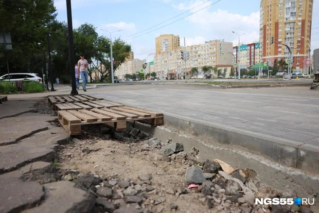 Жителям пока приходится ходить по таким мосткам | Источник: Евгений Софийчук / NGS55.RU