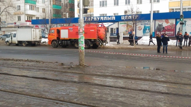 Горожане заметили, что на дороге вздулся асфальт | Источник: Павел Нестеров/Vk.com