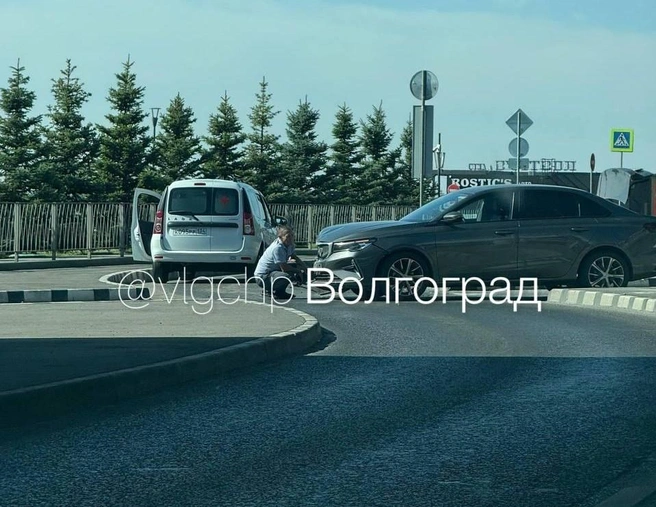 Объехать разбитые машины практически невозможно | Источник: Vlgchp / T.me