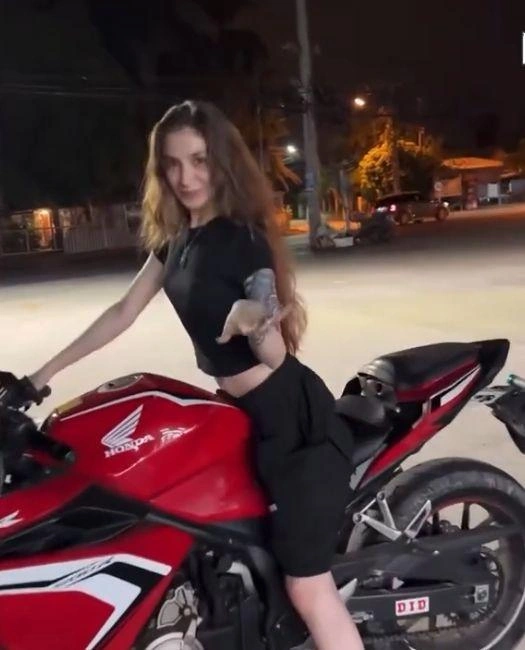 Диана заметила трекер на байке, который арендовала | Источник: Истории без сахара. Погребижская / YouTube