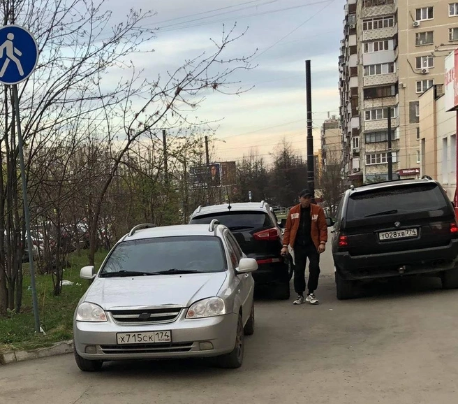 Обозначенная пешеходная дорожка вдоль Салавата Юлаева, 6. Читатель пишет, что жители используют ее как ночную парковку, а на замечания реагируют агрессивно | Источник: читатель 74.RU