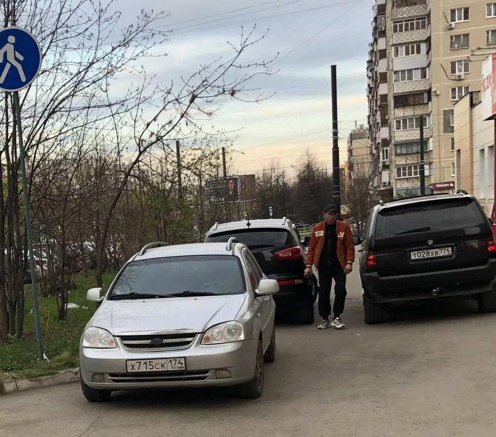 Фотографии машин под знаком «Пешеходная дорожка» челябинцы присылали нам и в рубрику «Я паркуюсь как баран» (снимок сделан на Салавата Юлаева) | Источник: читатель 74.RU