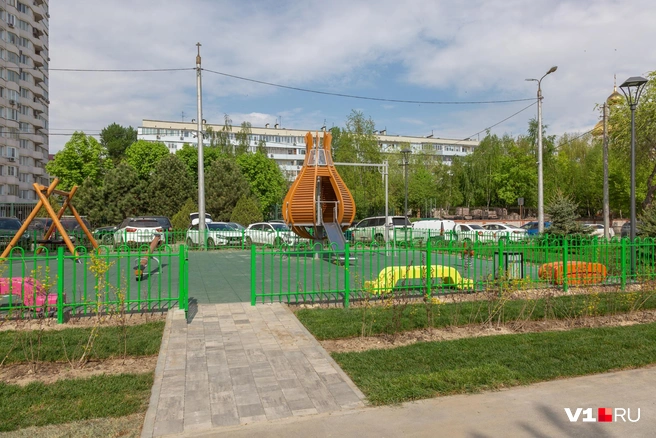 Детская площадка выглядит гораздо лучше, чем безжизненный пустырь | Источник: Константин Завриков / V1.RU