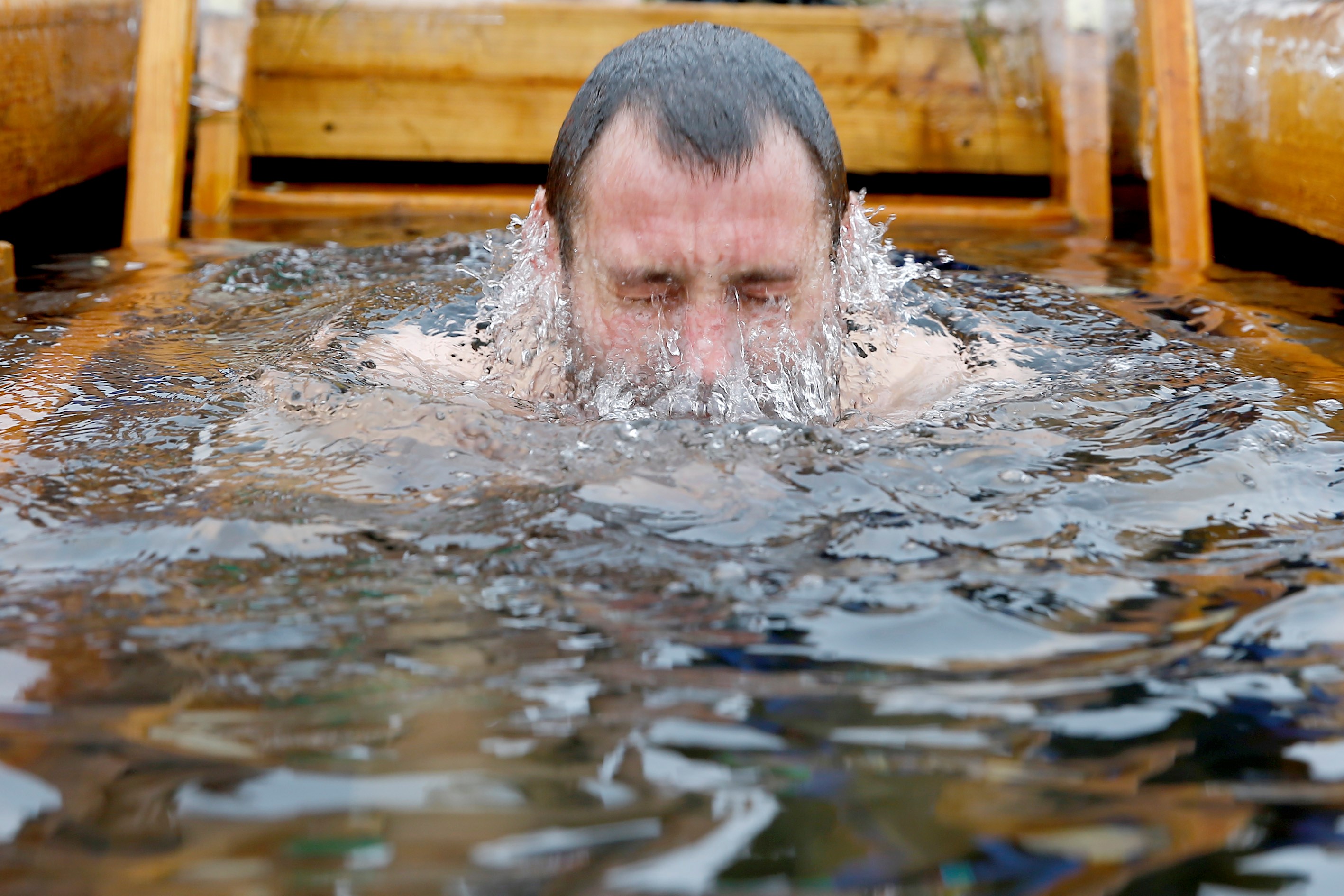 Голые девушки купаются на крещение (80 фото) - порно и эротика grantafl.ru