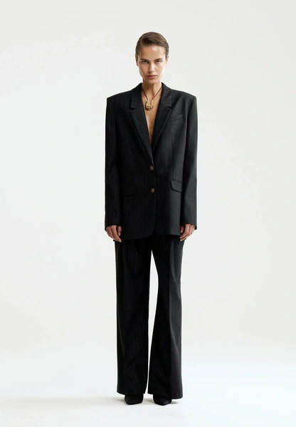 Брючный костюм снова в моде — и теперь он про ауру и власть, а не офис