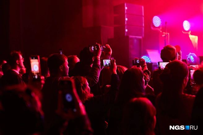 Телефоны готовы к съемке любимых хитов  | Источник: Александр Ощепков / NGS.RU 