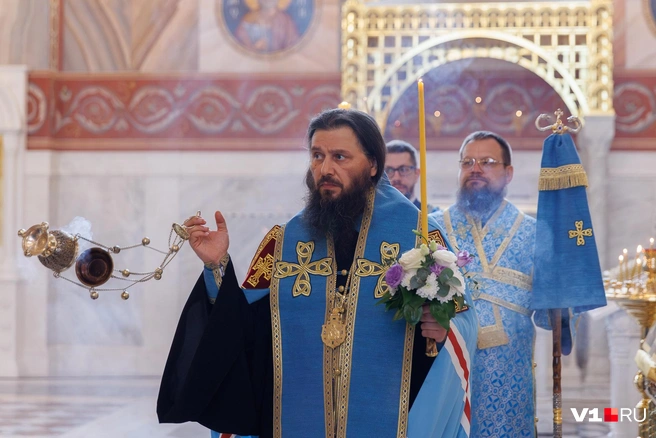 Митрополит Феодор, казалось, не мог оторвать глаз от ценнейшей русской святыни | Источник: Алексей Волхонский / V1.RU