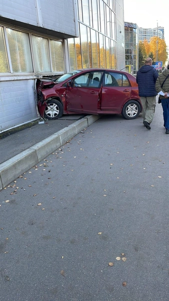 «Возможный виновник на бетономешалке скрылся». На проспекте Испытателей смяло машину | Источник: ДТП и ЧП | Санкт-Петербург | Питер Онлайн | СПб