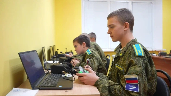 Воспитанники центра осваивают управление беспилотниками&nbsp;— это одно из важных направлений подготовки | Источник: Александр Костромитин 