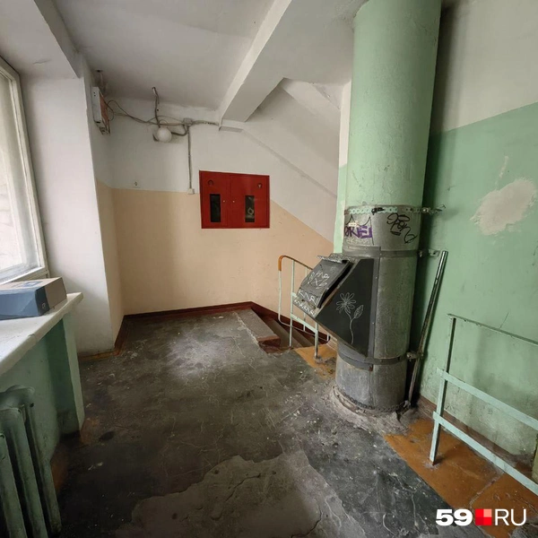 Подъезд старый, но в нем хорошо делают уборку | Источник: Василина Любимова / 59.RU