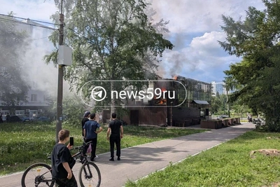 В Перми загорелось кафе "Чайхана" на улице Ленина: фото и видео