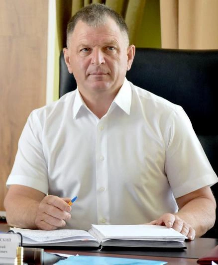 Николай Котолевский руководит районов 17 лет. Президент Владимир Путин его даже наградил — в июне 2022 года, медалью ордена «За заслуги перед Отечеством II степени» | Источник: Администрация Калачеевского района / kalacheevskij-r20.gosweb.gosuslugi.ru