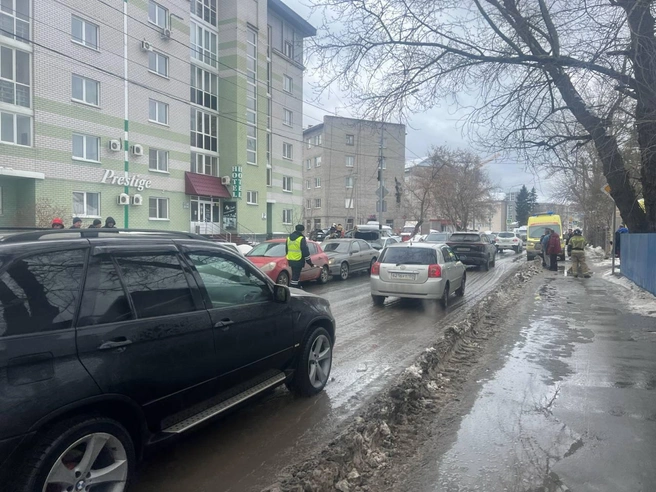 Пять машин затруднили движение по улице Островского | Источник: В курсе 22