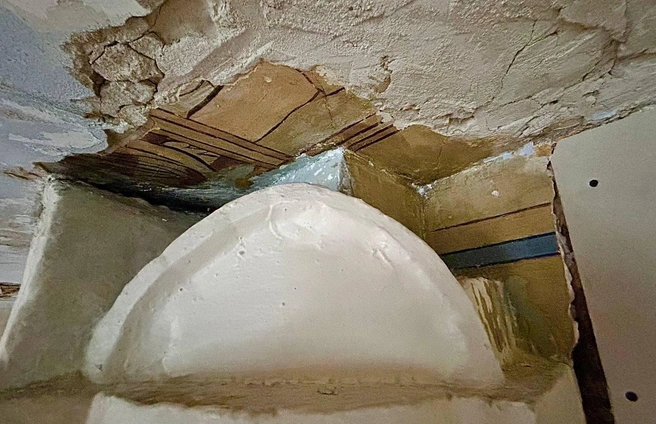 Под слоем побелки обнаружился яркий рисунок | Источник: KISURIN / Telegram