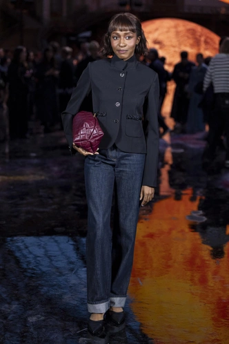 Айо Эдебири на показе Chanel. 