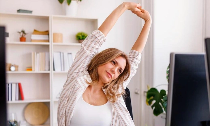 Три упражнения для борьбы с сутулостью: как разблочить позвоночник весной | Источник: iStockphoto/vladans