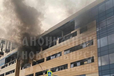 В Новосибирске загорелся заброшенный ТЦ на Ватутина