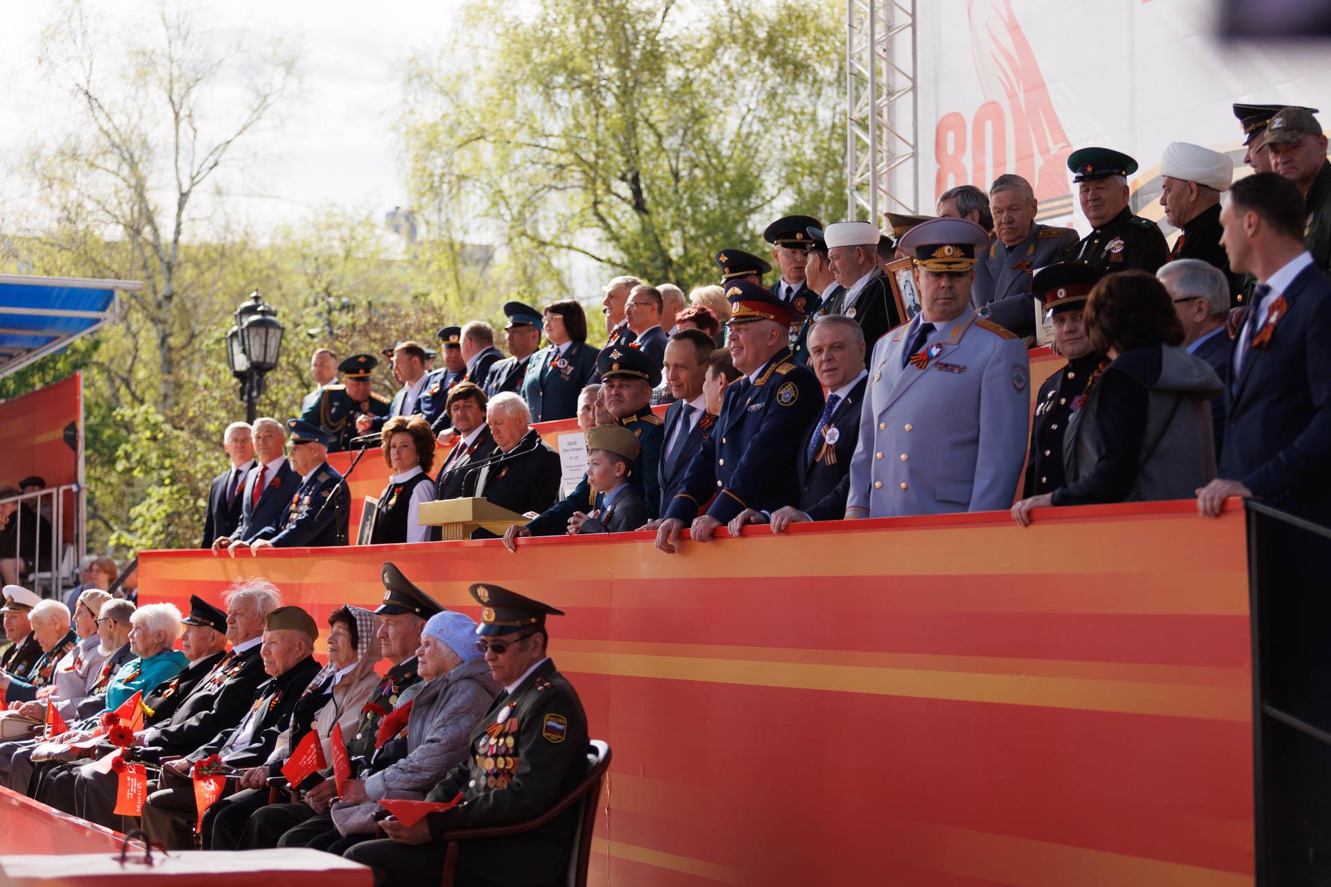 Кому достались места на трибунах парада Победы в Тюмени — рассказываем их истории