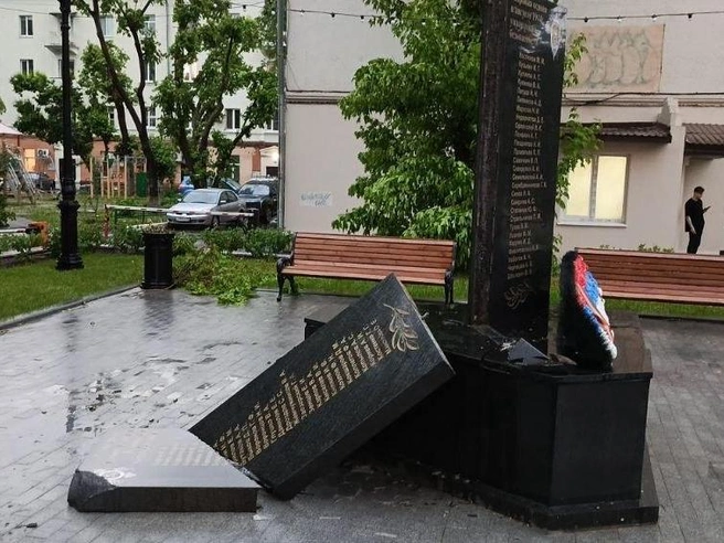 В центральной части города ветер опрокинул памятник | Источник: читатель 72.RU