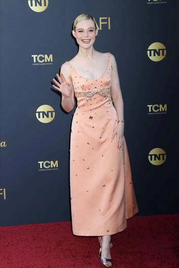 Как принцесса: Эль Фаннинг вышла в платье персикового оттенка с отделкой стразами | marieclaire.ru