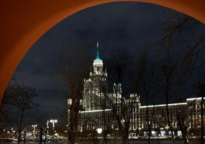 Слева от высотки на Котельнической (ее видно из окна) открывается вид на мост, где будут проходить колонны военных | Источник: ЦИАН