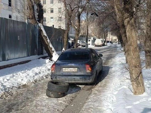 Автомобиль полностью перекрыл путь для проезда | Источник: читатели V1.RU