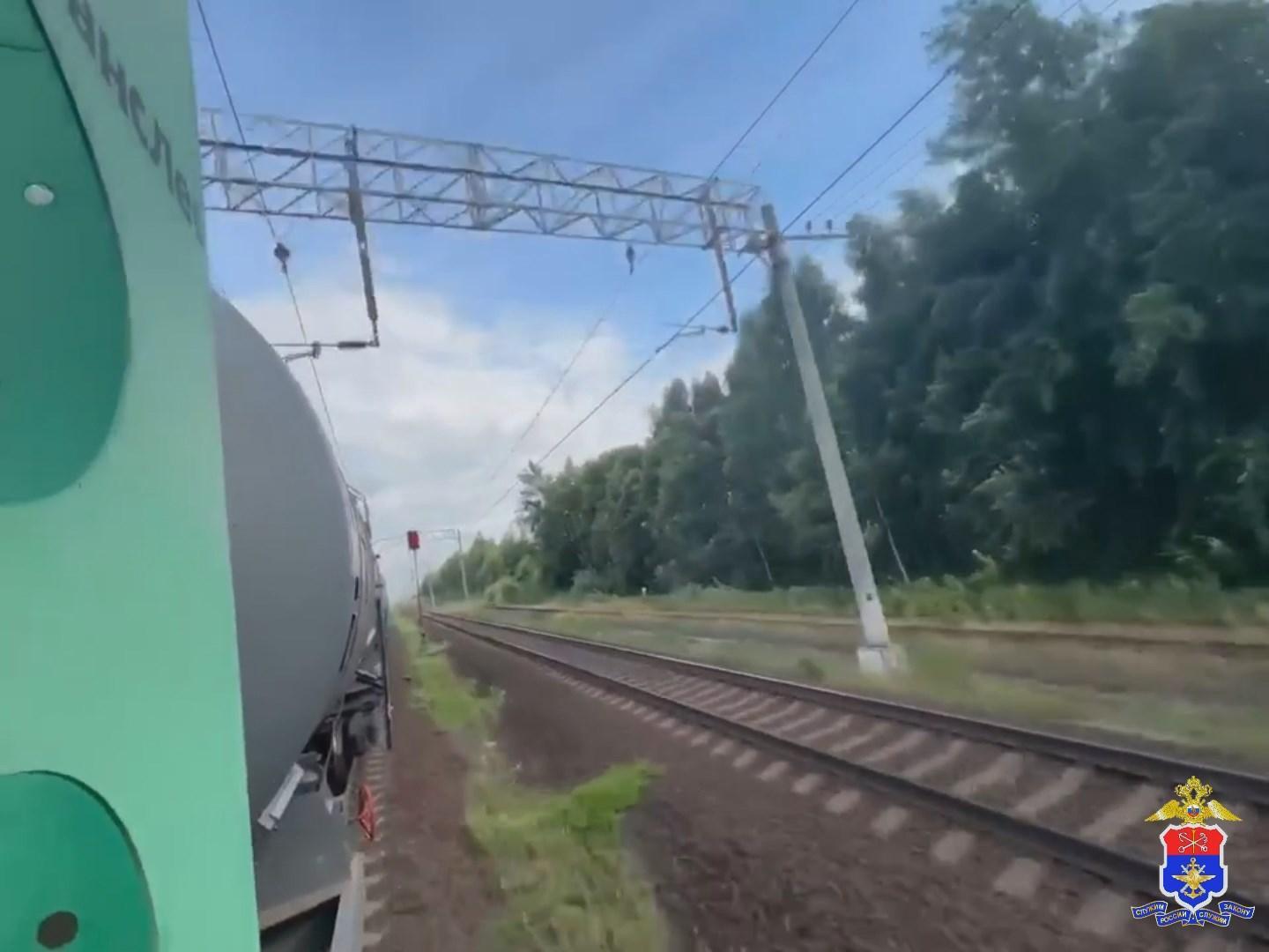 Школьницы в Петербурге ради адреналина цеплялись за поезда