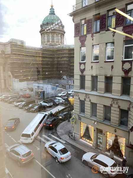 Белый лимузин собрал пробку в центре Петербурга. Его несамостоятельный отъезд обернулся перекрытием целой улицы (фото) | Источник: «Фонтанка.ру»