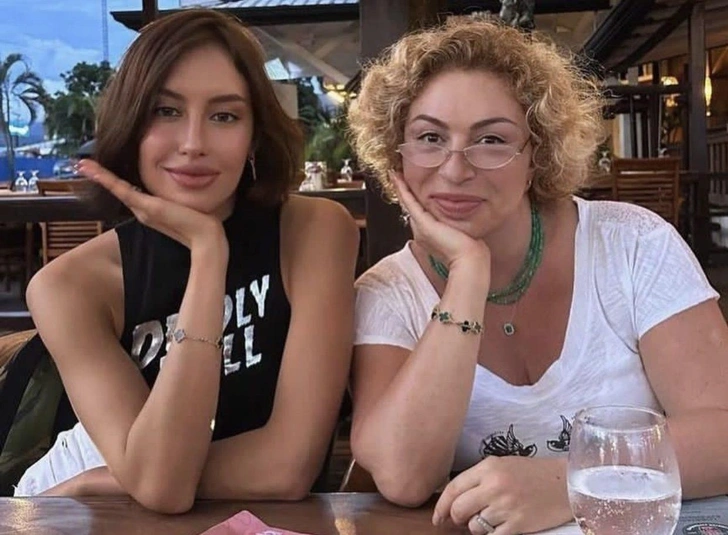 Валя с будущей свекровью Симоной