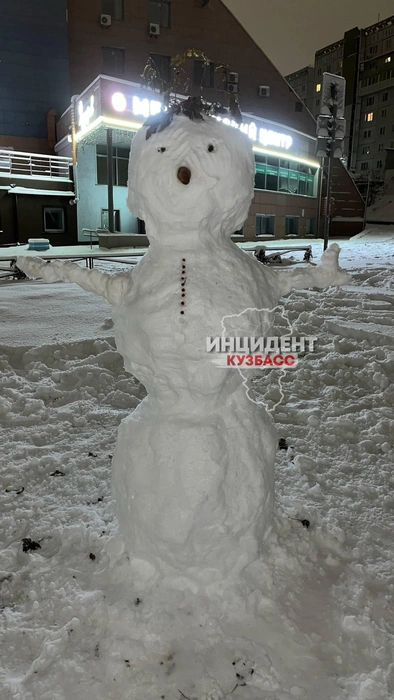 Снеговик, который провожает последние осенние деньки | Источник: Инцидент Кузбасс / Telegram