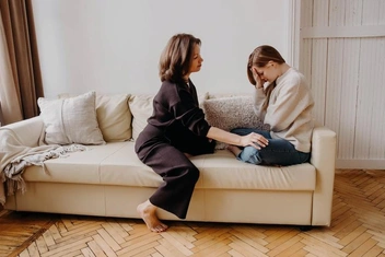 «Думала, что могу доверять 13-летней дочери, а она занималась петтингом с другом»