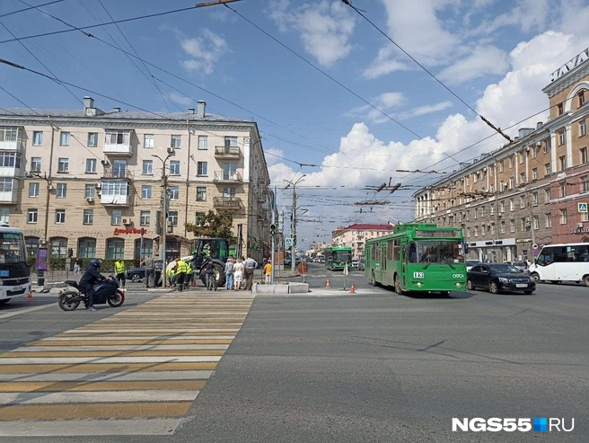 Рабочие привлекли спецтехнику | Источник: Читатель NGS55.RU