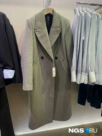 Пальто в сером цвете 15&nbsp;999 рублей | Источник: Алёна Золотухина / NGS.RU 