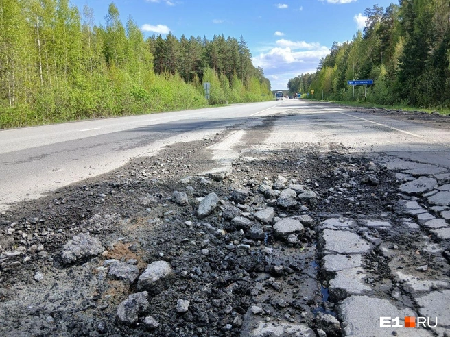 Асфальт рассыпался за считаные недели | Источник: Роман Марьяненко / E1.RU