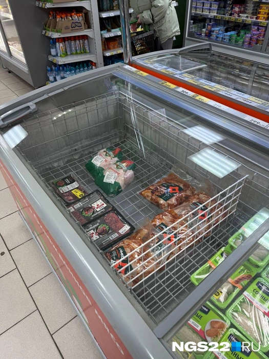 Две последние цельные курицы, впрочем как и другие полуфабрикаты, не интересовали покупателей | Источник: Полина Шевчукова / NGS22.RU