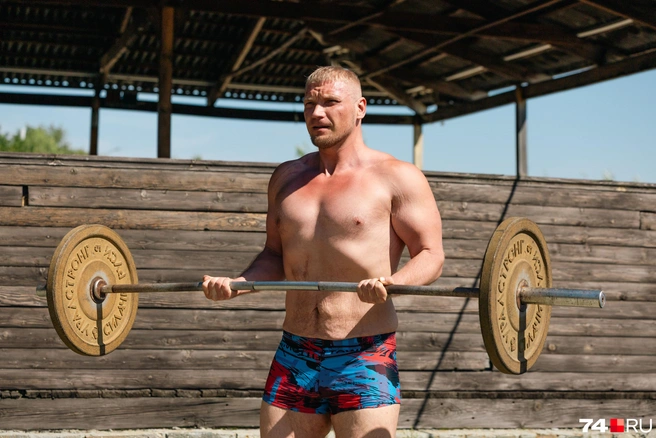 Ой, а это наш герой&nbsp;— Сергей Соколов, который сбросил 92 килограмма. Даже на пляже он со штангой | Источник: Наталья Лапцевич 