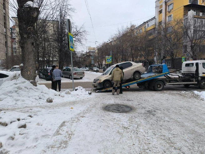 Владельцу эвакуируемого автомобиля разрешили перепарковаться | Источник: Андрей Бортко / NGS.RU