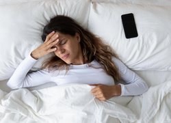 Держитесь подальше: почему нельзя спать с телефоном около головы