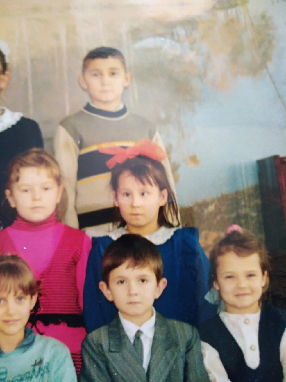 Алена (в синем платье с бантиком) вместе с одноклассниками | Источник: предоставлено родственниками Алены Имамовой