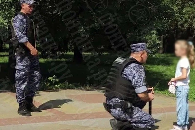 В Петербурге росгвардейцы по домофонам нашли родителей семилетней москвички