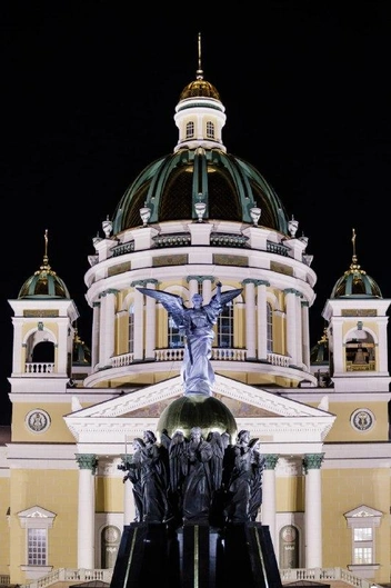 Центральный бронзовый шар весом 5 тонн покрыт сусальным золотом 960-й пробы | Источник: Валерий Звонарев