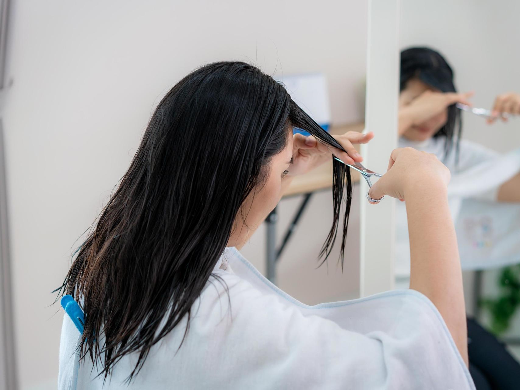 Не рискуйте: почему нельзя стричь волосы самой себе — 5 опасных последствий  | MARIECLAIRE