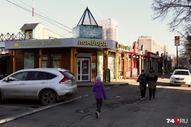 Рынок находится буквально в десятке метров, через проезд, но торговцы предпочитают тротуар | Источник: Наталья Лапцевич