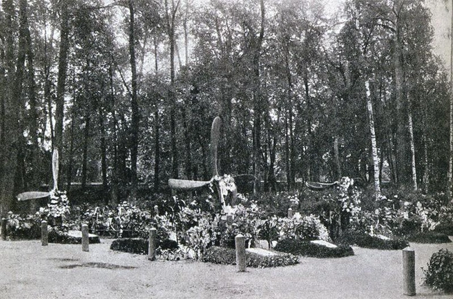 Могилы авиаторов на Братском кладбище, 1915 год | Источник: Архив Исторической библиотеки России