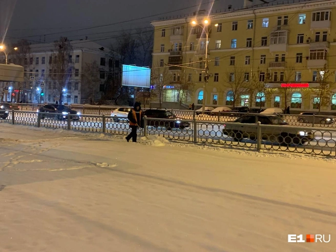 Одинокий дворник на Уралмаше | Источник: читатель E1.RU