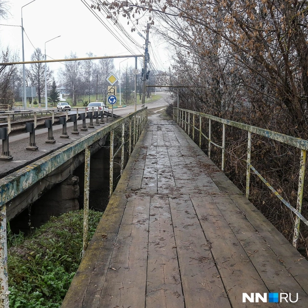 Довольно опасный пешеходный мостик через Сергачку | Источник: Наталья Бурухина / NN.RU