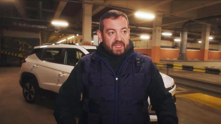 Автомобиль «Москвич-3» на 1000 сил блогера Эрика Давидыча сгорел на МКАД | Источник: YouTube канал Эрика Давидыча